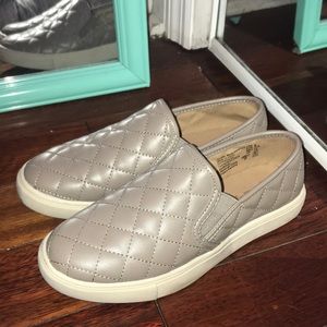 Brash Taupe Gray Quilted Flat Shoes/Sneakers Sz 6
